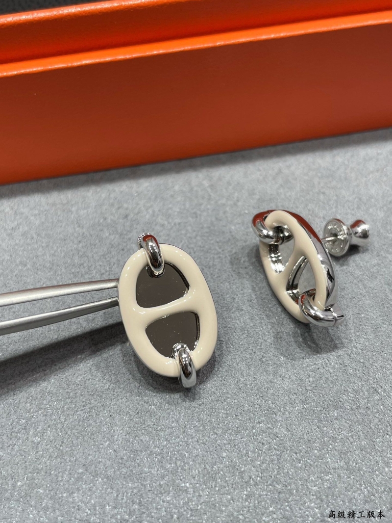 H**me5 earrings